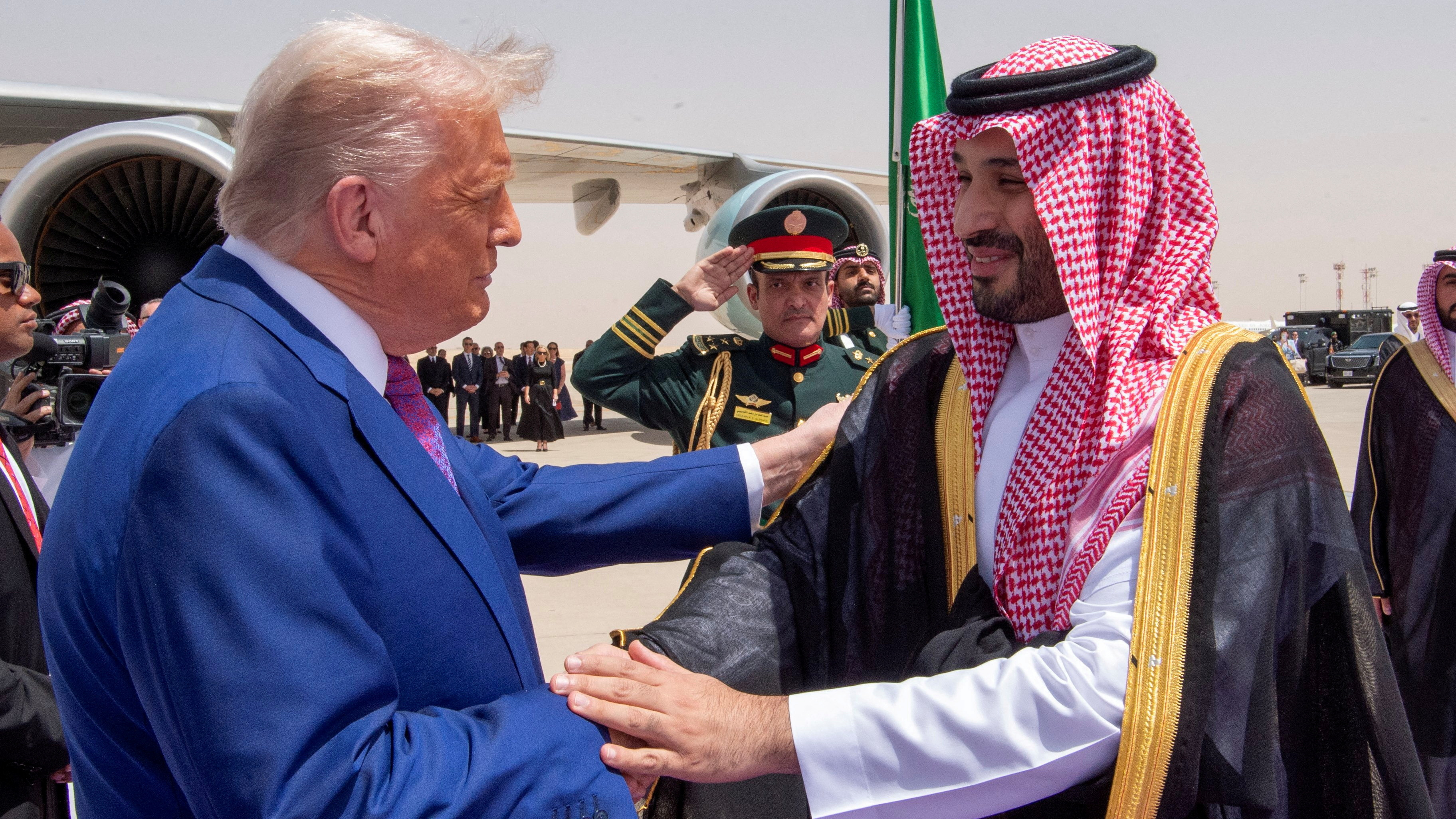 O presidente Donald Trump estreita a man do príncipe herdeiro saudita Mohammed Bin Salman/Cortesía da Corte Real Saudita/Reuters