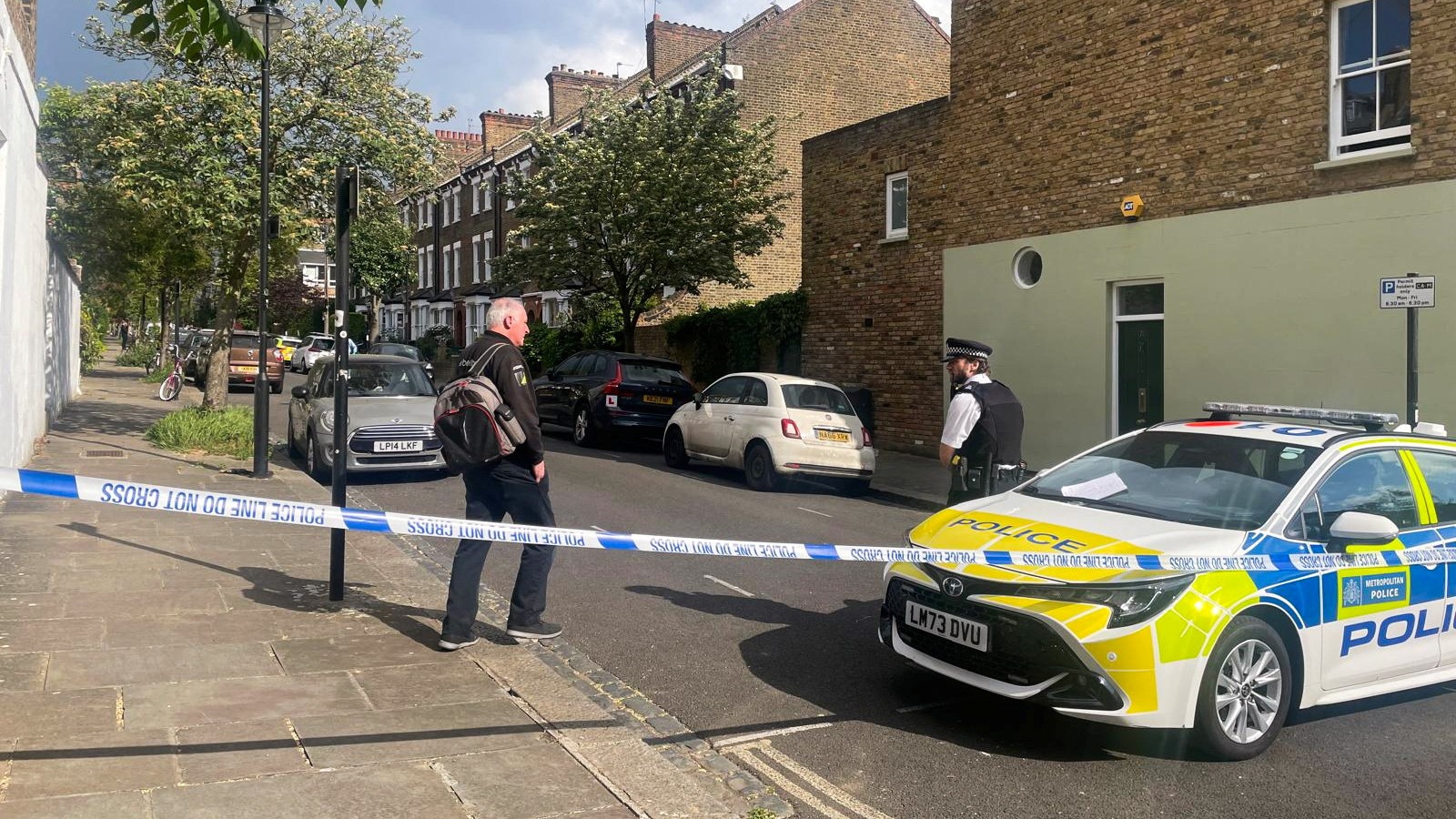 Axentes de policía na área próxima á vivenda de Keir Starmer (Reuters/Paul Sandle)