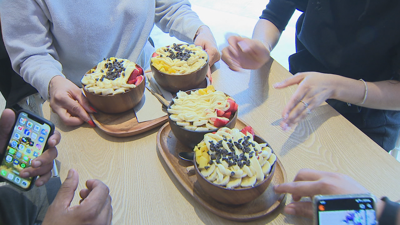 O açaí é de cor púrpura, crece nunha palmeira e é un dos chamados superalimentos
