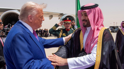 O presidente Donald Trump estreita a man do príncipe herdeiro saudita Mohammed Bin Salman/Cortesía da Corte Real Saudita/Reuters