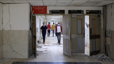 Palestinos inspeccionan os danos no Hospital Europeo tras o bombardeo israelí. REUTERS. Hatem Khaled