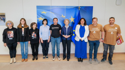 Representantes das tres principais asociacións de vítimas da dina durante una reunión coa presidenta da Comisión Europea, Ursula Von der Leyen (5d). - Christophe Licoppe / European Union