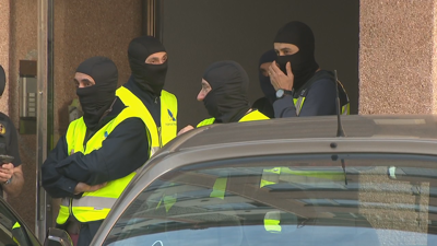 Axentes da unidade de droga e crime organizado (Udyco) da Policía Nacional nun edificio de Vilagarcía de Arousa