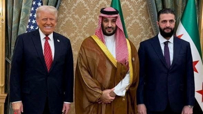 O presidente dos EUA Donald Trump reúnese co presidente sirio Al Sharaa e o príncipe saudí Bin Salman (Saudi Press Agency / REUTERS)