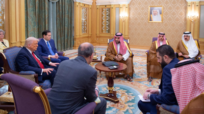 O presidente dos EUA Donald Trump reúnese co presidente sirio Al Sharaa e o príncipe saudí Bin Salman (Saudi Press Agency / REUTERS)