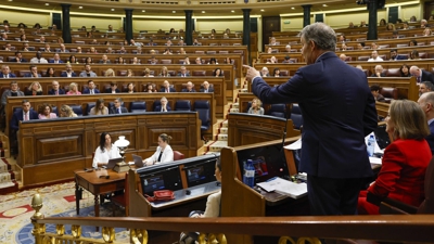 O presidente do PP, Alberto Núñez Feijóo diríxese ao presidente do Goberno, Pedro Sánchez, durante a sesión de control ao Executivo, este mércores . EFE/Juan Carlos Hidalgo