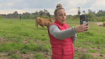 Lucía durante a gravación dun vídeo destinado a ser compartido nas súas contas