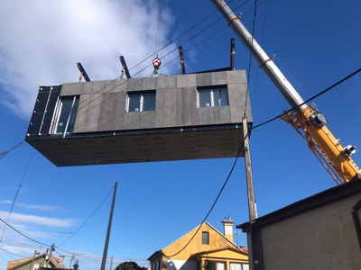O momento da instalación dun dos catro módulos que compoñen unha casa na parroquia de Beade, en Vigo