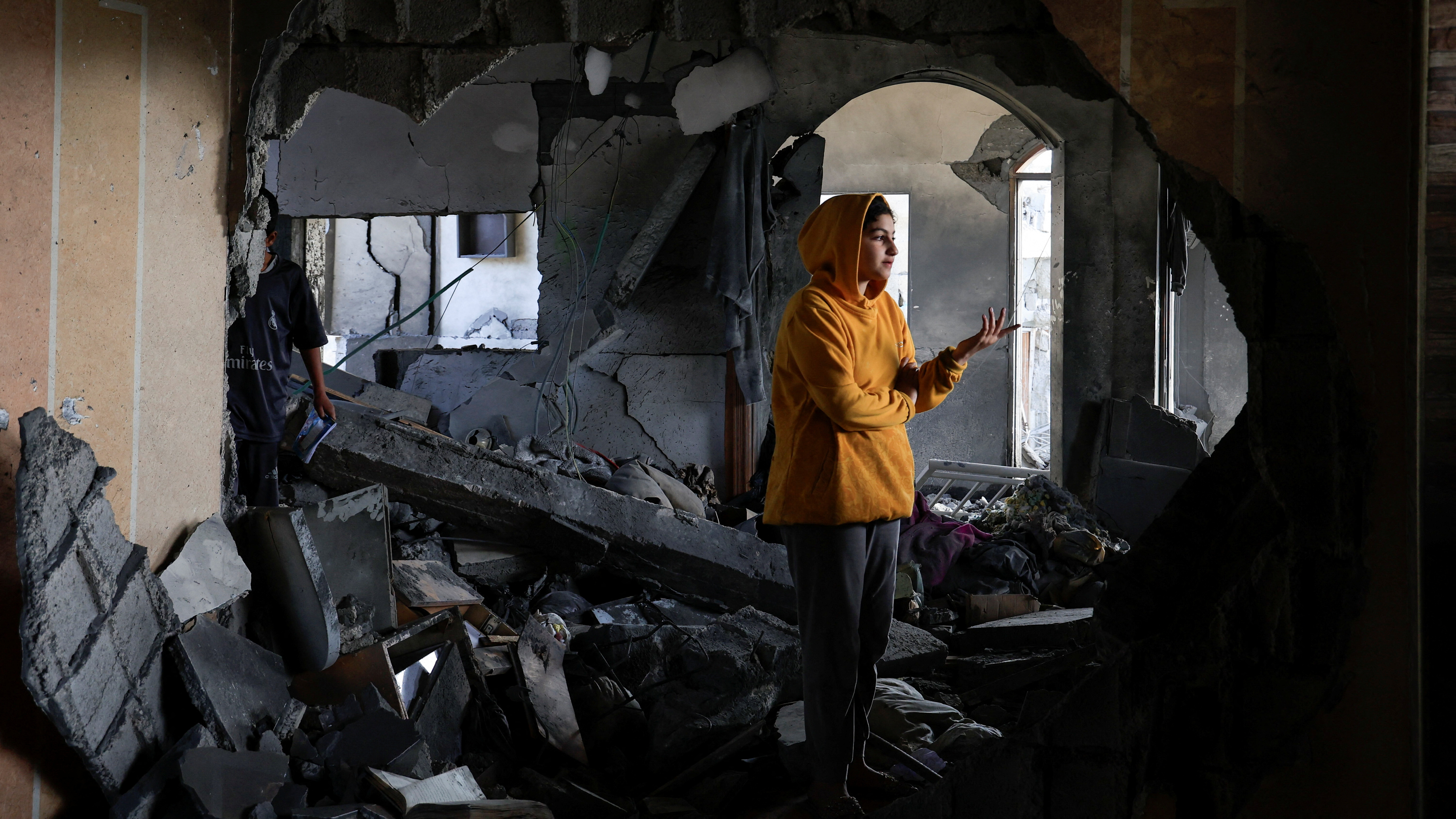 Unha muller palestina avalía os danos producidos nun edificio polo ataque israelí en Jan Younis, no sur de Gaza. (REUTERS/Hatem Khaled).