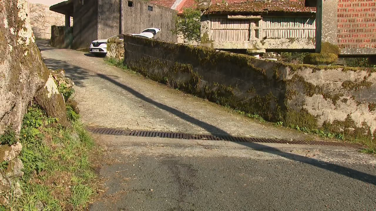 A falecida saiu da casa a coller o pan, e foi atropelada pola furgoneta da panadeira, que a deixara parada