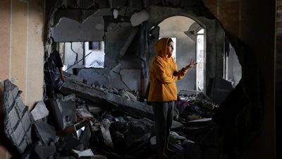 Unha muller palestina avalía os danos producidos nun edificio polo ataque israelí en Jan Younis, no sur de Gaza. (REUTERS/Hatem Khaled).