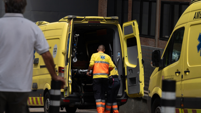 Uns sanitarios traballan nunha ambulancia en Barcelona/David Zorrakino / Europa Press