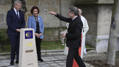 O bispo de Bilbao, Joseba Segura bendí a mouteira en presenza do presidente da Xunta de Galicia, Alfonso Rueda, a tenente de alcalde de Bilbao, Amaia Arregi, na inauguración 