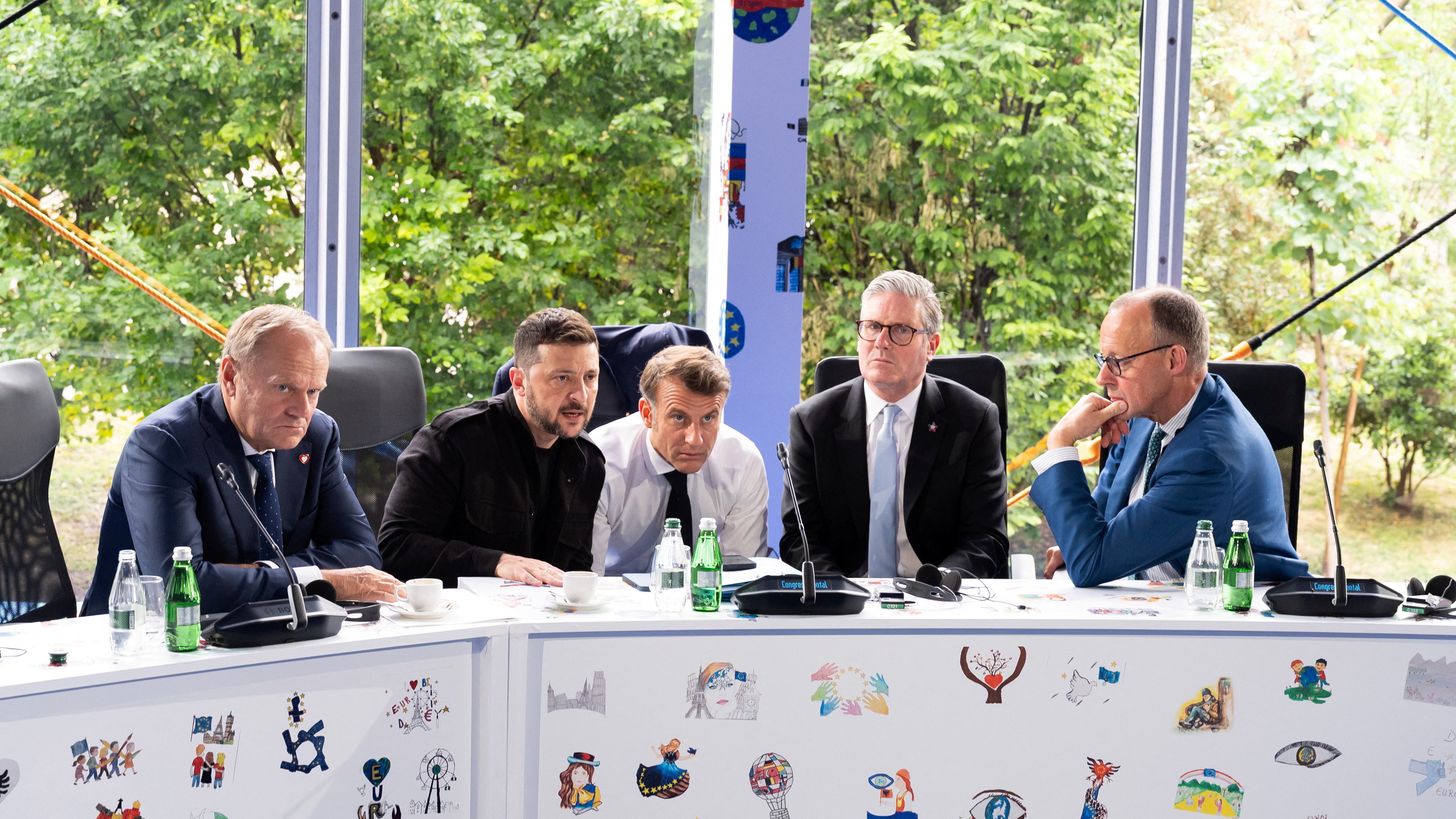 Tusk, Zelenski, Macron, Starmer e Merz falan con
