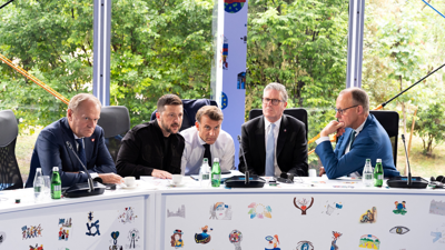 Tusk, Zelenski, Macron, Starmer e Merz falan con 