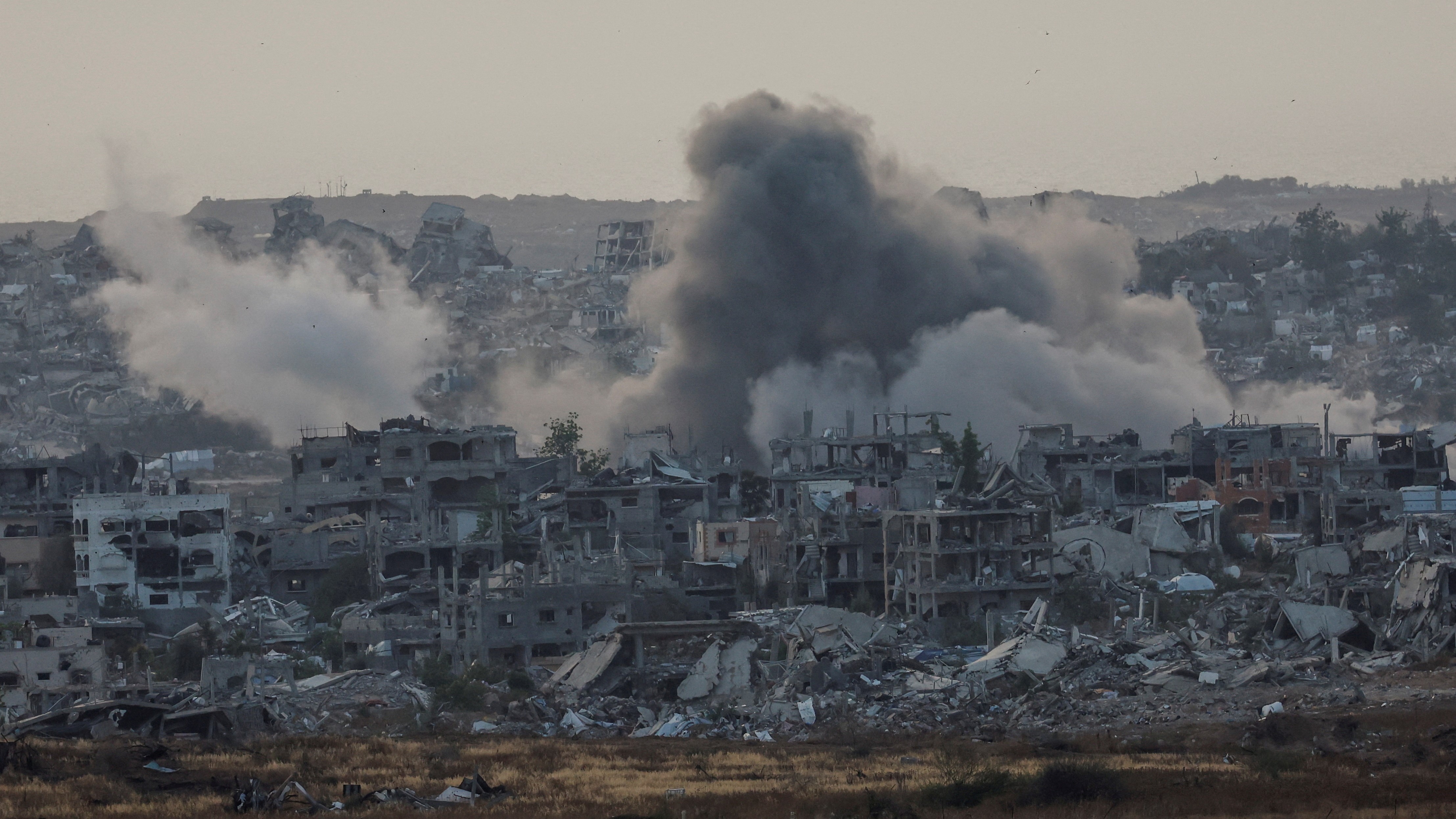 Vista de Gaza dende Israel tras un ataque este venres. REUTERS/Ammar Awad