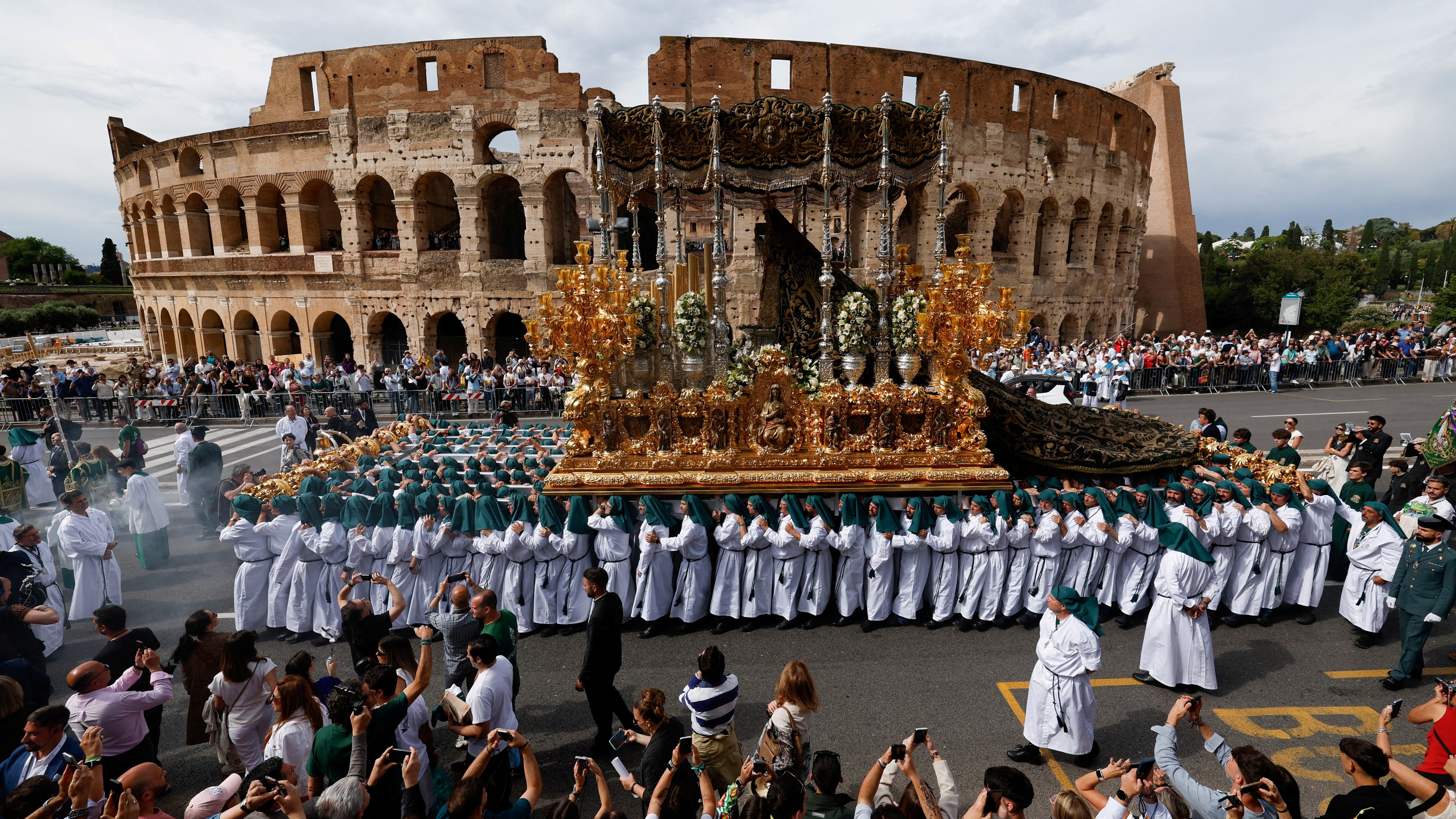 A gran procesión co Coliseo de fondo. REUTERS/Darrin Zammit Lupi