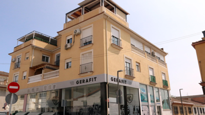 Vista do edificio en Cúllar Vega, Granada, onde a Garda Civil investiga o apuñalamento da muller e do fillo
