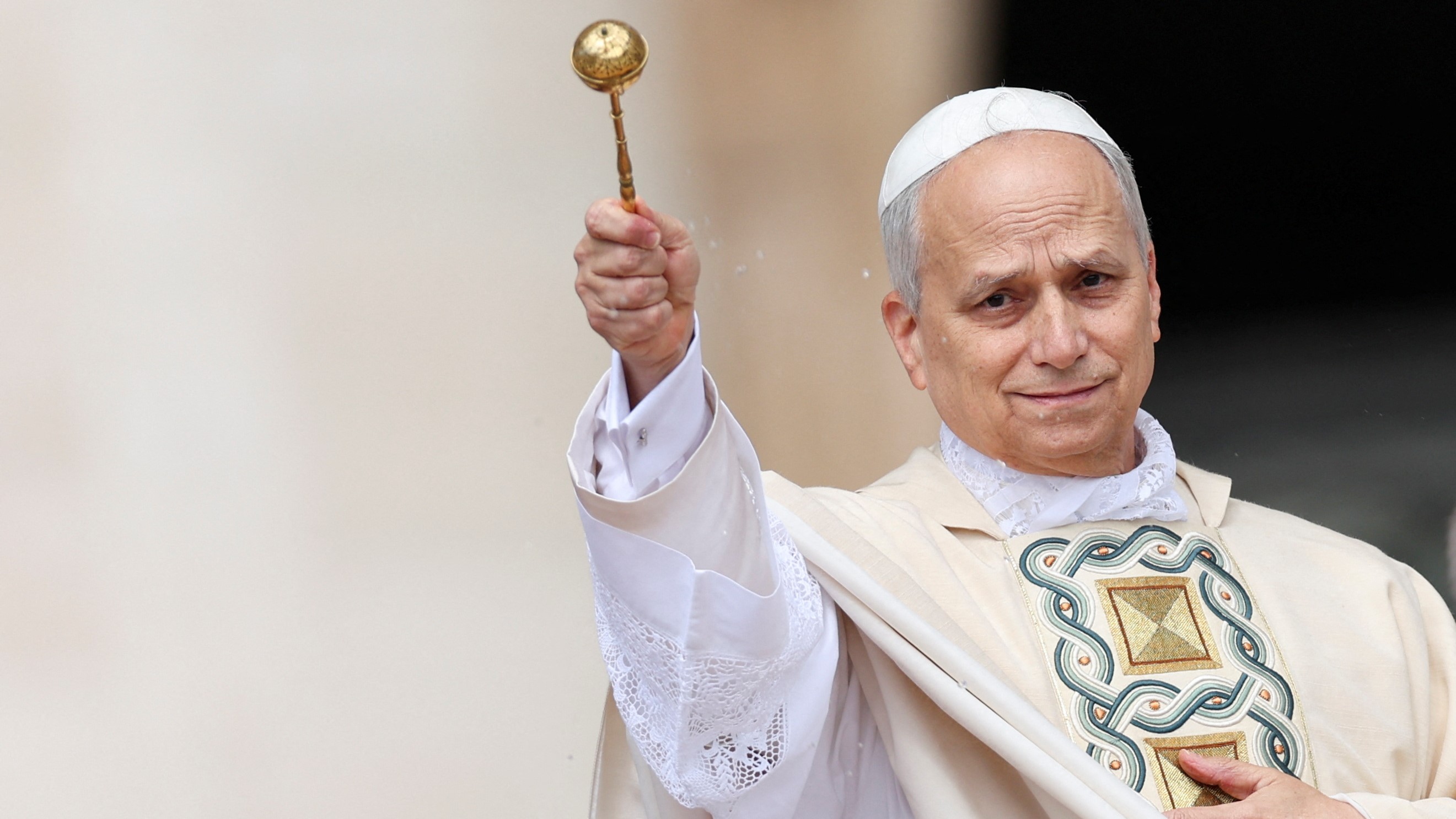 O papa bendice os fieis. REUTERS/CLAUDIA GRECO