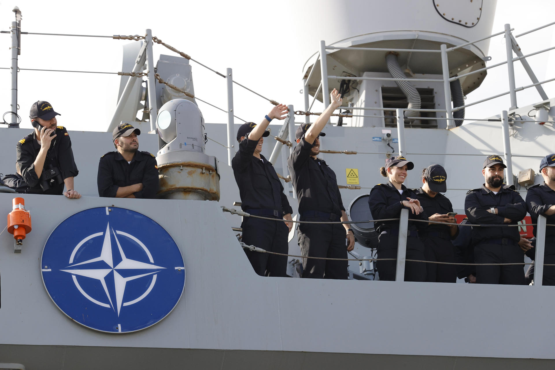 Os primeiros saúdos, ainda desde o buque, chegando ao porto do Ferrol. Foto: EFE/Kiko Delgado
