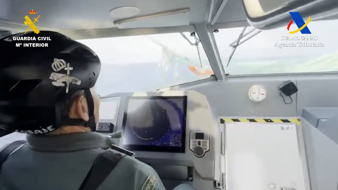 Imaxe do interior da embarcación da Garda Civil