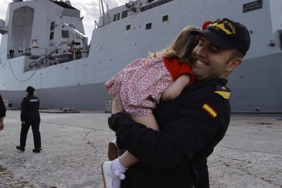 Emoción e risas no peirao de Ferrol despois de case catro meses de ausencia, Foto: EFE/Kiko Delgado