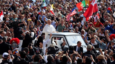 León XIV chega en papamóbil para a súa misa inaugural. REUTERS/Claudia Greco