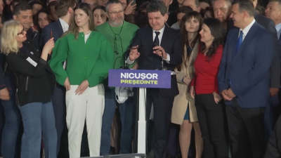Nicusor Dan, o gañador das eleccións en Romanía, celebrando o resultados. Imaxe/ Reuters