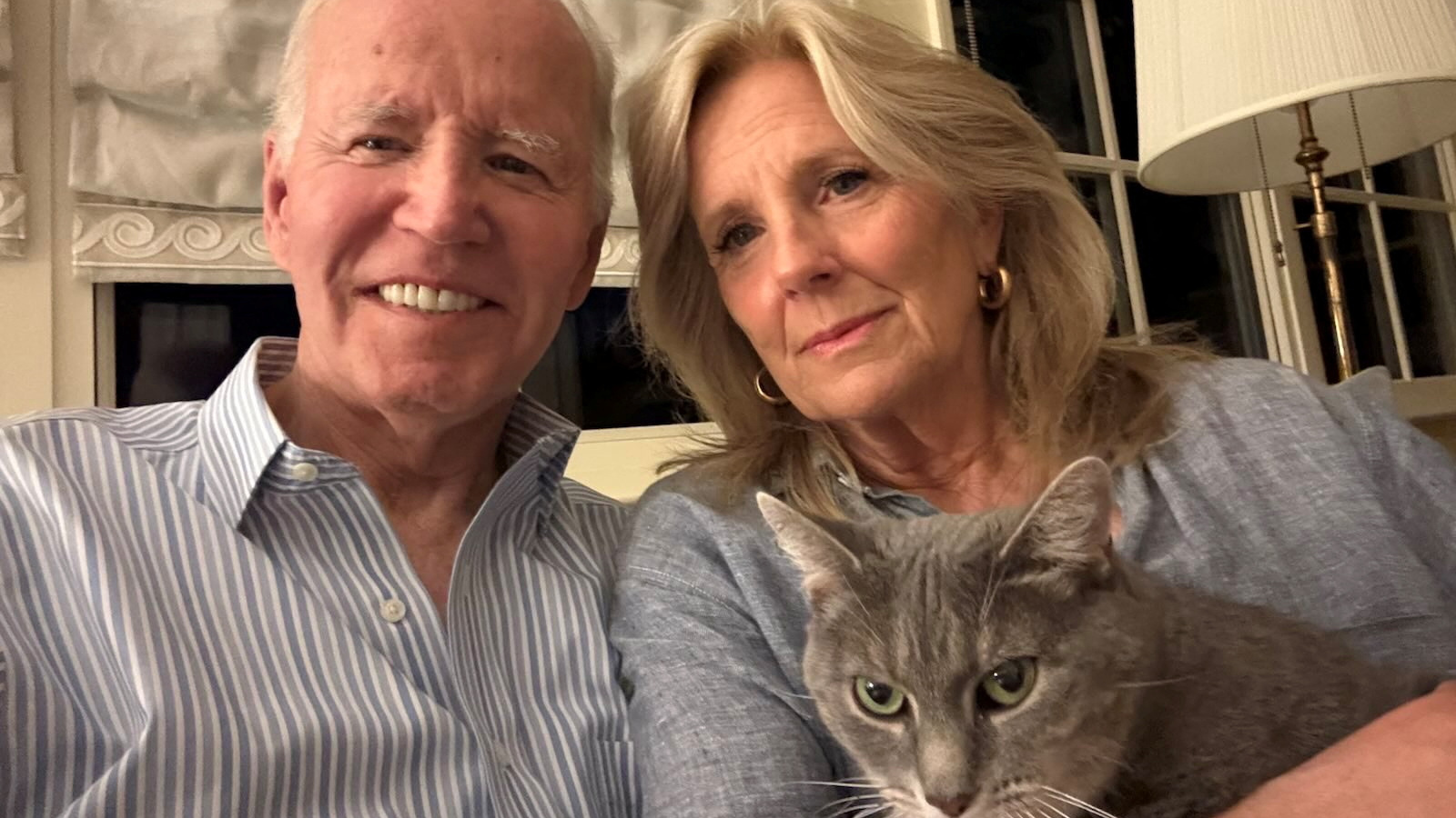 O presidente Joe Biden e a exprimeira dama, Jill Biden, posan para unha foto (Joe Biden vía X/Reuters)