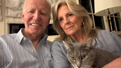 O presidente Joe Biden e a exprimeira dama, Jill Biden, posan para unha foto (Joe Biden vía X/Reuters)