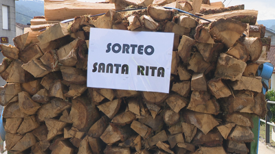 Encheron o tractor e puxeron rifas a tres euros
