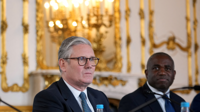 O primeiro ministro Starmer e o ministro británico de Exteriores, David Lammy (Reuters)