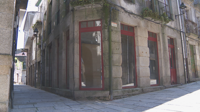 Un dos baixos sen actividade na zona histórica de Ribadavia