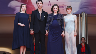 A directora Carla Simón, a produtora María Zamora e os membros do elenco Llucia García e Mitch Robles/Sarah Meyssonnier/Reuters