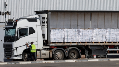 Camión transportando axuda humanitaria a Gaza (Reuters/Ammar Awad)