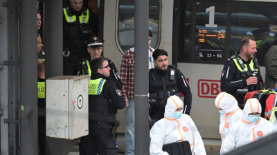 Axentes de policía e expertos forenses traballan na estación central de trens de Hamburgo/Fabian Bimmer/Reuters