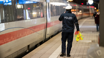 Un policía na Estación Central de Núremberg/Daniel Karmann/Foto de arquivo/Europa Press