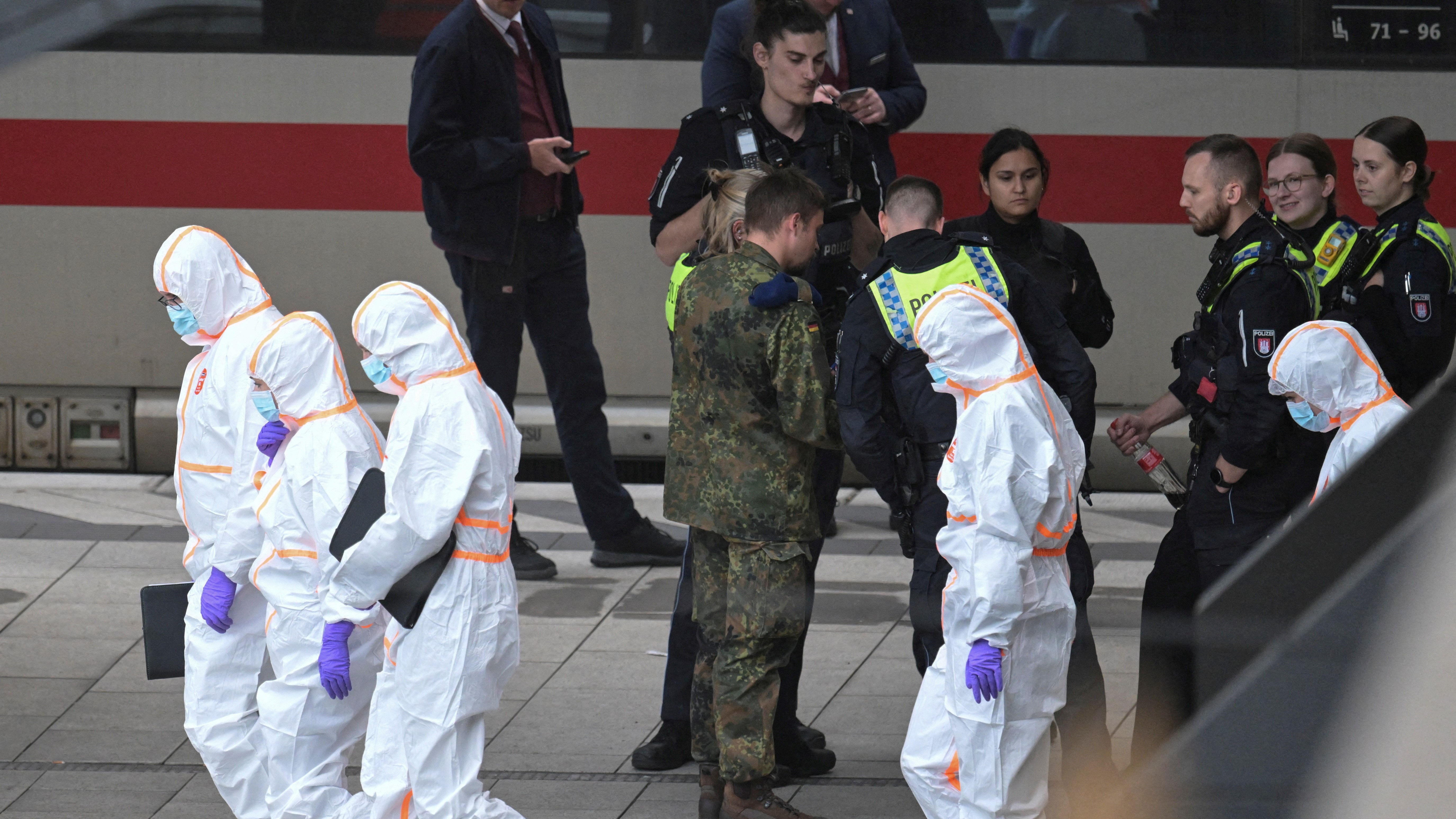Axentes da Policía e persoal forense na estación de Hamburgo. REUTERS/Fabian Bimmer