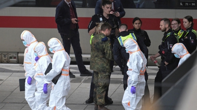Axentes da Policía e persoal forense na estación de Hamburgo. REUTERS/Fabian Bimmer