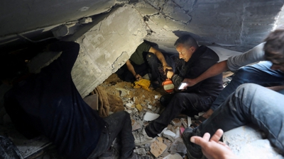 Varias persoas buscan vítimas tras un ataque irsraelí en Jabalia. REUTERS/Mahmoud Issa