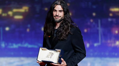 Oliver Laxe tras recibir o Premio da Crítica no Festival de Cannes. Imaxe: Reuters