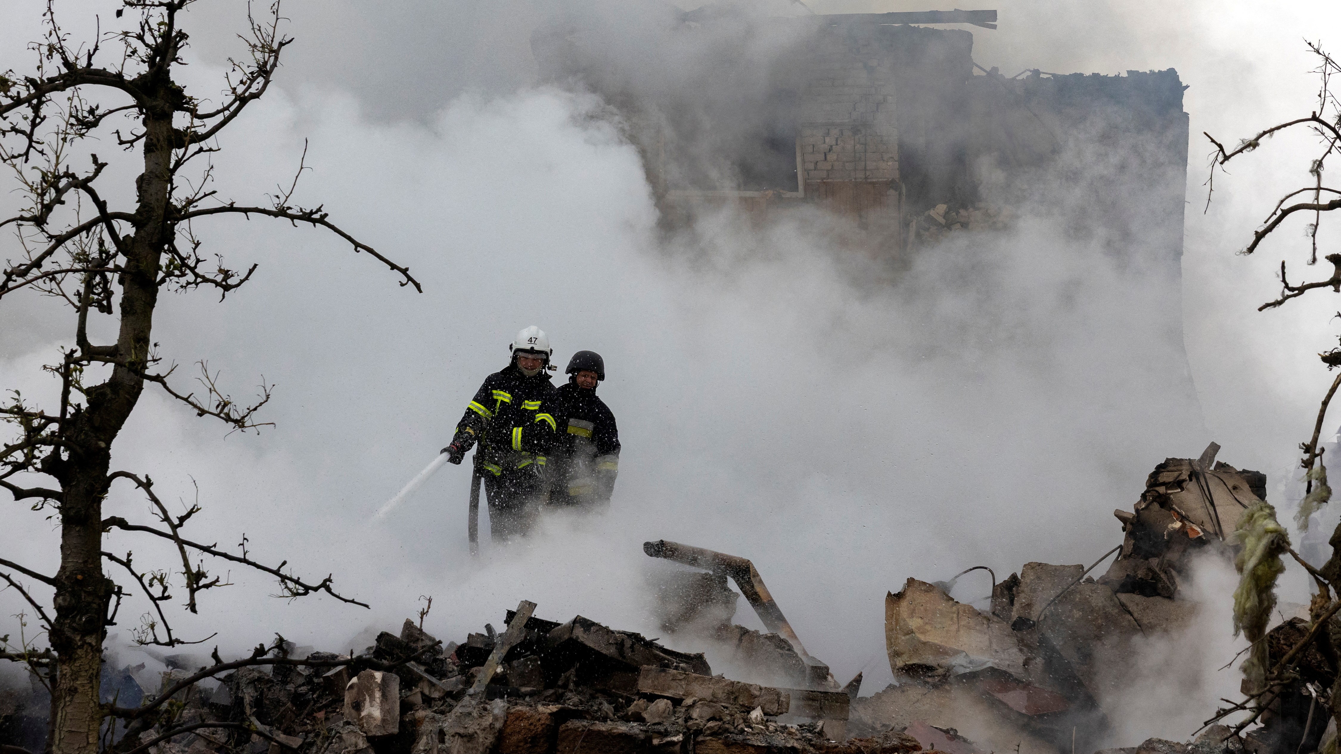 Un dos incendios provocados polos bombardeos na rexión de Kíiv. REUTERS/Thomas Peter.
