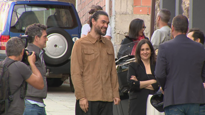 Oliver Laxe á súa chegada a Navia, recibido polos amigos e vecinos, no serán do domingo