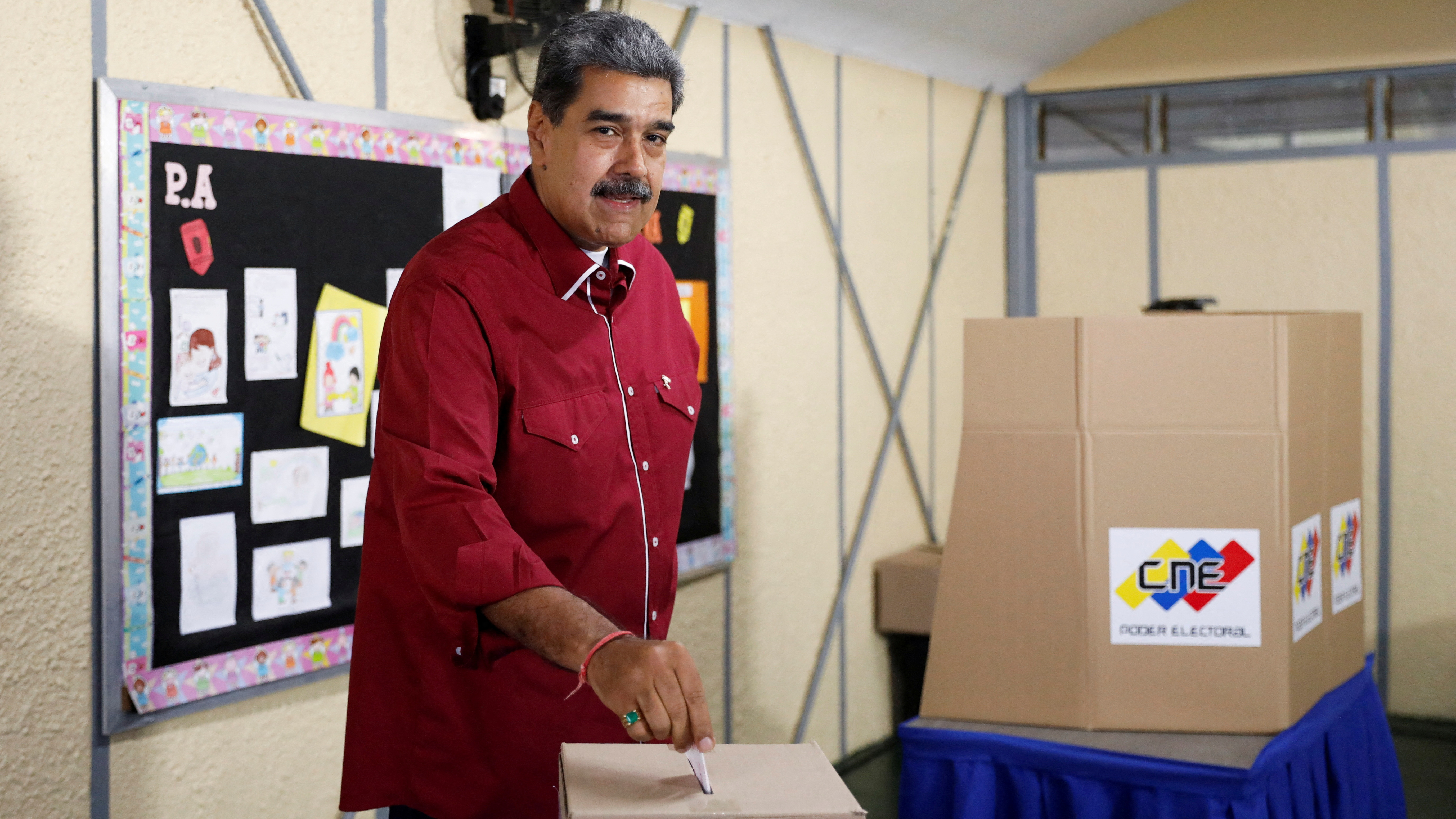 Nicolás Maduro acode a votar nas eleccións deste domingo (REUTERS / Leonardo Fernandez Viloria)