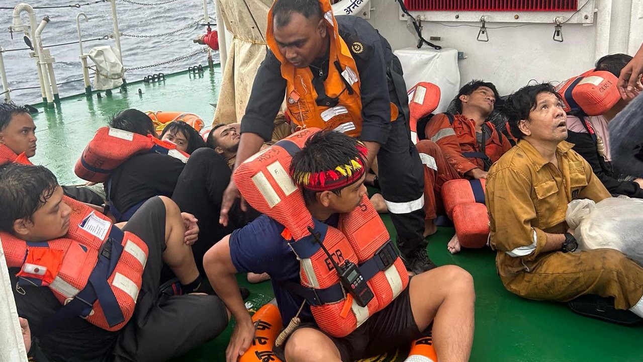 Tripulación do MSC ELSA 3 rescatada tras o accidente (India's Press Information Bureau/Vía Reuters)