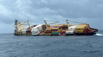O cargueiro de bandeira liberiana MSC ELSA 3 afundido este domingo (India's Press Information Bureau/Vía Reuters)