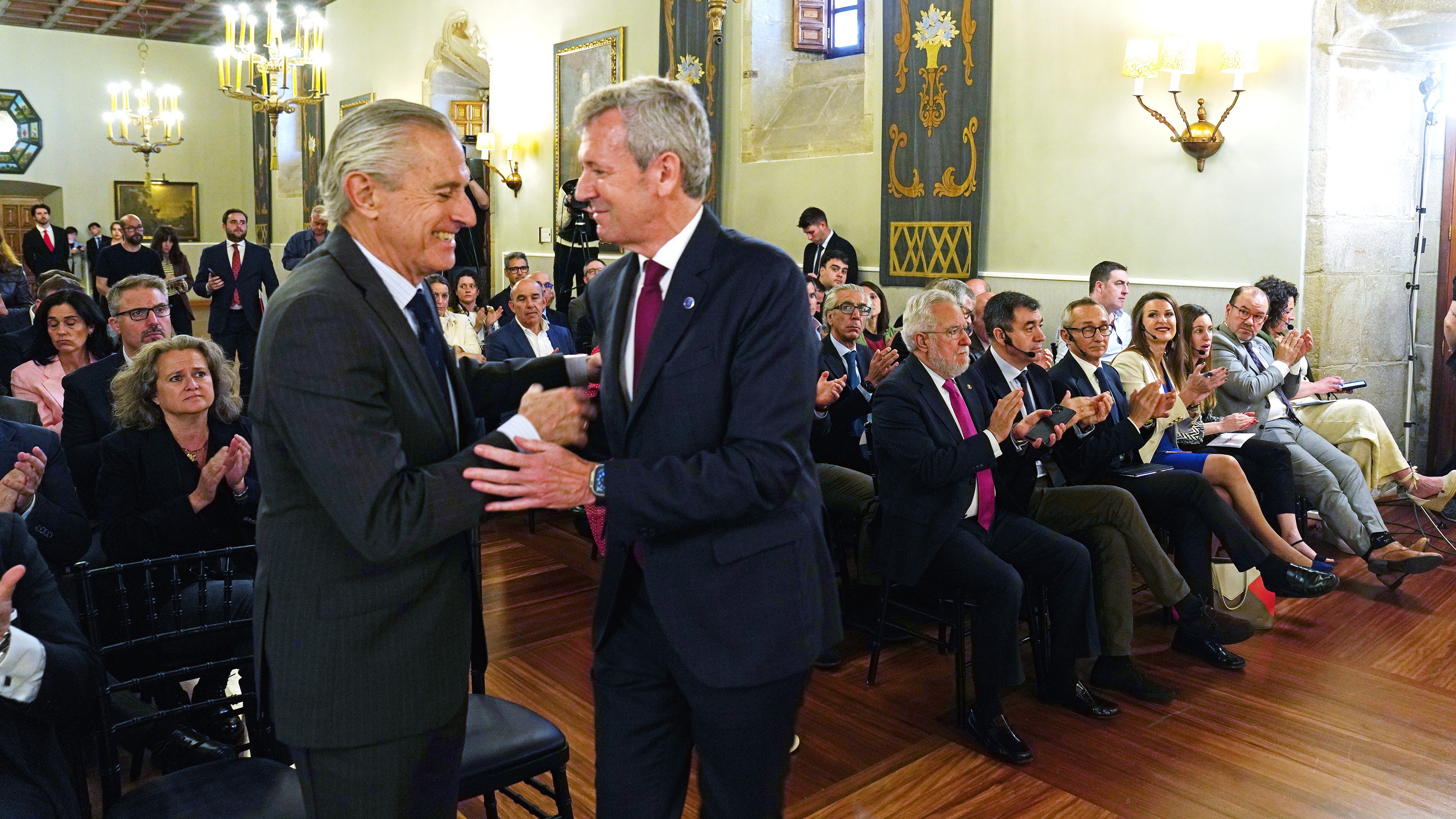 O presidente da Xunta de Galicia, Alfonso Rueda saúda o presidente de Europa Press, Asis Martín de Cabiedes durante a xornada 'Galicia cara ao Futuro' organizada por esta axencia de noticias (Álvaro Ballesteros/Europa Press)