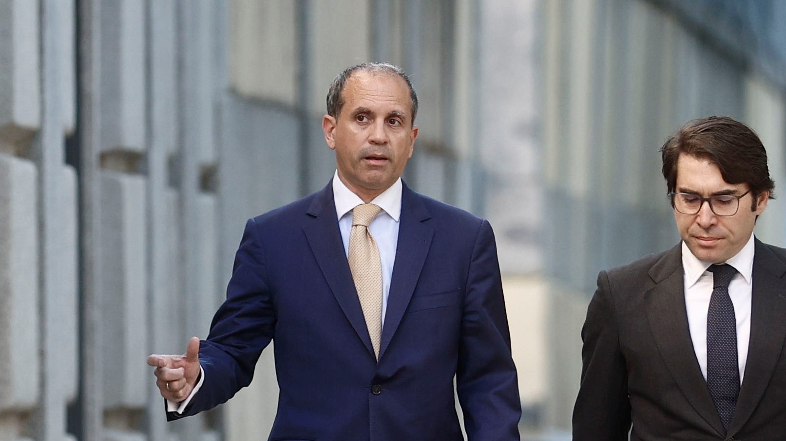 Carlos Neira, no centro da imaxe, avogado do mozo de Díaz Ayuso, acudiu este martes a declarar no Tribunal Supremo (EFE/Rodrigo Jimenez)
