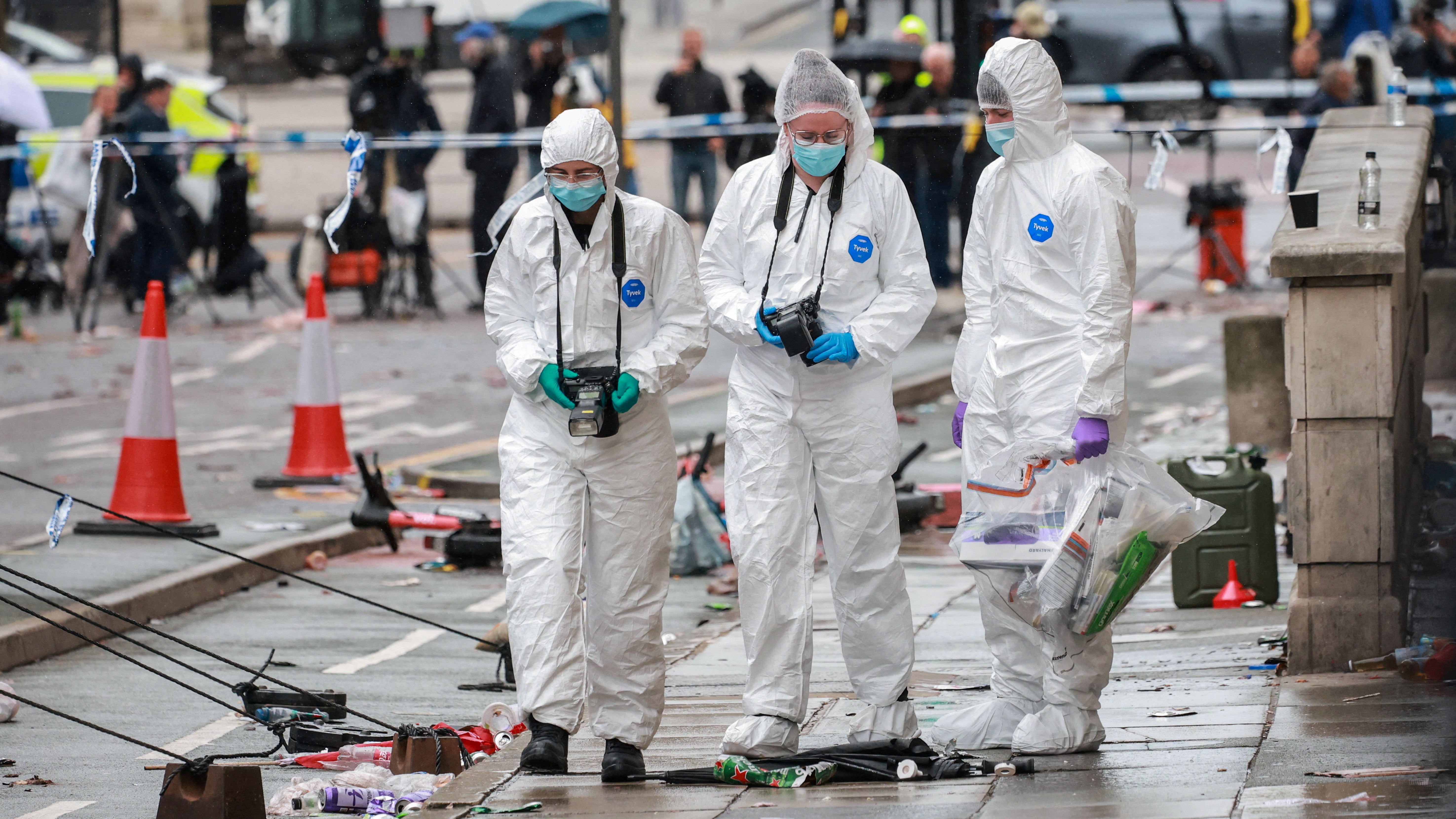 Oficiais forenses traballan preto do lugar do incidente (Phil Noble/Reuters)
