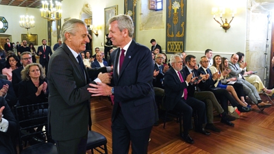 O presidente da Xunta de Galicia, Alfonso Rueda saúda o presidente de Europa Press, Asis Martín de Cabiedes durante a xornada 'Galicia cara ao Futuro' organizada por esta axencia de noticias (Álvaro Ballesteros/Europa Press)
